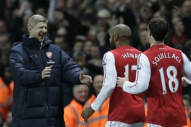 Thierry Henry chia vui cùng HLV Wenger